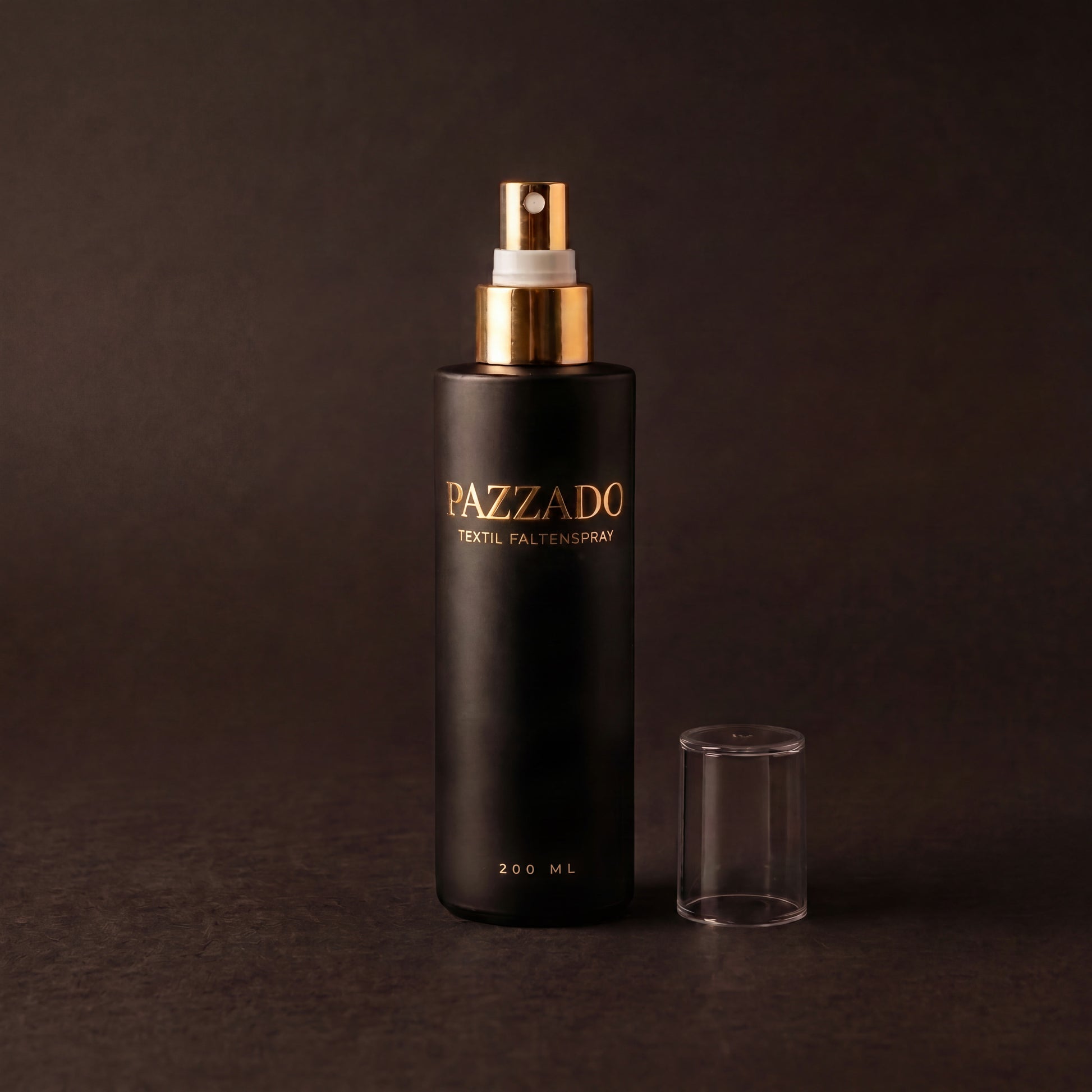 PAZZADO Textil-Faltenspray, 200 ml, mattschwarze Flasche mit goldenem Sprühkopf vor dunklem Hintergrund.