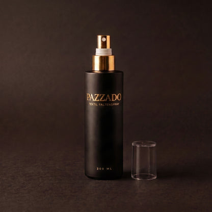 PAZZADO Textil-Faltenspray, 200 ml, mattschwarze Flasche mit goldenem Sprühkopf vor dunklem Hintergrund.