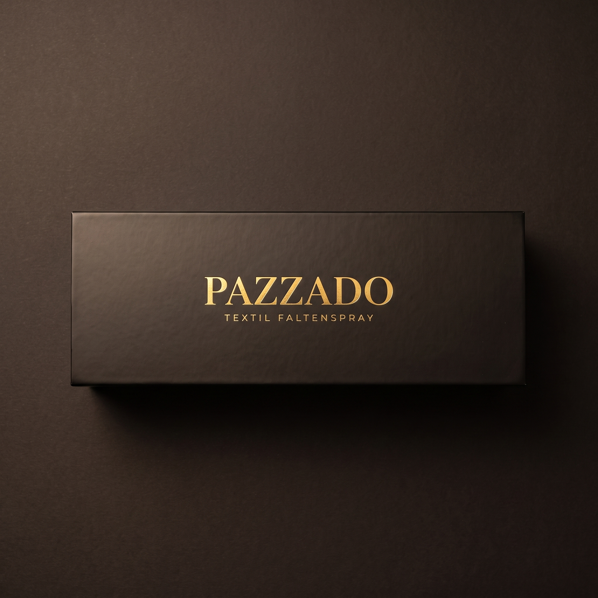 Geschlossene mattschwarze PAZZADO Magnetklappbox von oben, Goldprägung PAZZADO auf dem Deckel.