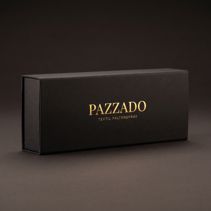 Flache schwarze Magnetbox von PAZZADO in der Schrägansicht, goldene Prägung auf dem Deckel.