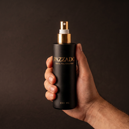 Eine Männerhand hält die PAZZADO Flasche mit 200 ml — Grössenvergleich: die Flasche füllt die ganze Handfläche.