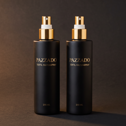 Zwei PAZZADO Flaschen Textil-Faltenspray mit je 200 ml nebeneinander vor dunklem Hintergrund. Das 2er-Set.